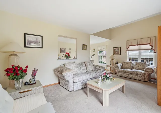 Photo 2 of Townhouse for sale at 1406 Laurel Oaks Dr, Streamwood, IL 60107 | MLS# 12761425 | Listing updated on 2026-10-28