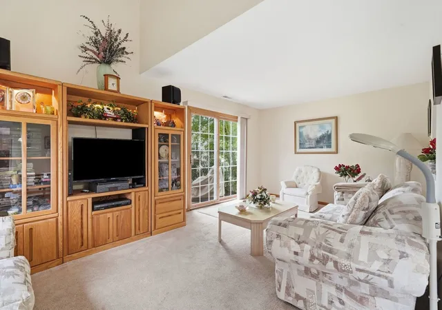 Photo 3 of Townhouse for sale at 1406 Laurel Oaks Dr, Streamwood, IL 60107 | MLS# 12761425 | Listing updated on 2026-10-28