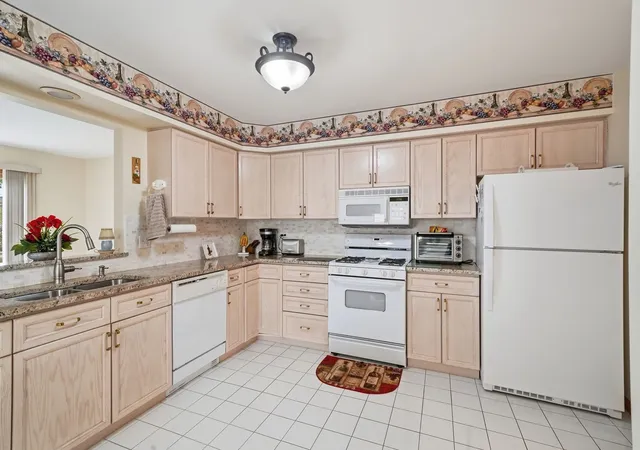 Photo 4 of Townhouse for sale at 1406 Laurel Oaks Dr, Streamwood, IL 60107 | MLS# 12761425 | Listing updated on 2026-10-28