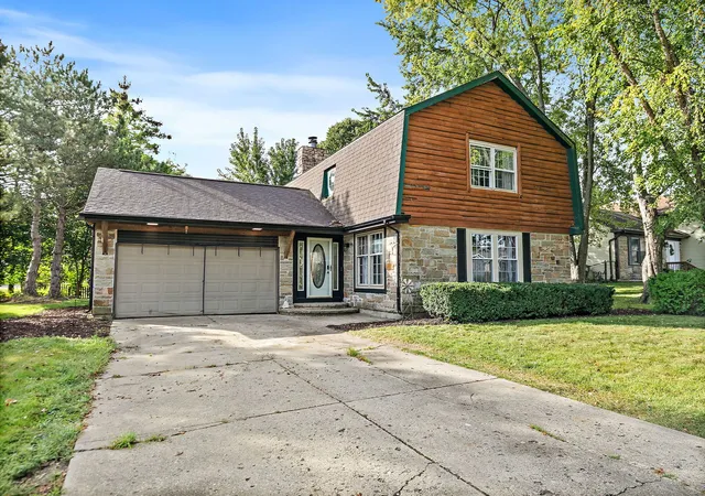 Photo 2 of Single family home for sale at 705 Chestnut Ct, Algonquin, IL 60102 | MLS# 12761428 | Listing updated on 2026-09-23