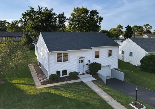 Photo 1 of Single family home for sale at 424 Mark Ave, Glendale Heights, IL 60139 | MLS# 12761432 | Listing updated on 2026-09-22