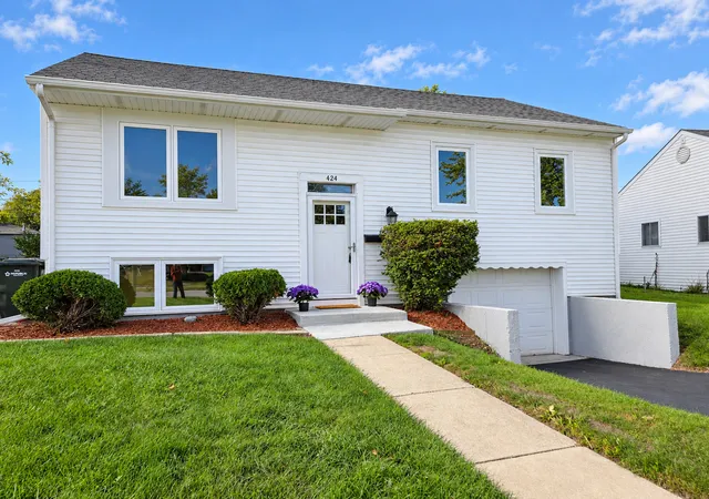 Photo 1 of Single family home for sale at 424 Mark Ave, Glendale Heights, IL 60139 | MLS# 12761432 | Listing updated on 2026-10-09