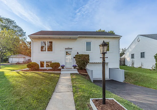 Photo 2 of Single family home for sale at 424 Mark Ave, Glendale Heights, IL 60139 | MLS# 12761432 | Listing updated on 2026-09-22