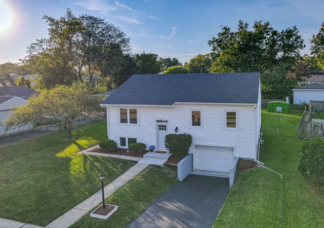 Photo 3 of Single family home for sale at 424 Mark Ave, Glendale Heights, IL 60139 | MLS# 12761432 | Listing updated on 2026-09-22