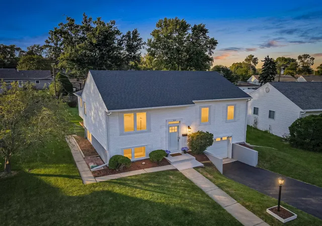 Photo 3 of Single family home for sale at 424 Mark Ave, Glendale Heights, IL 60139 | MLS# 12761432 | Listing updated on 2026-09-22