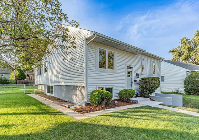 Photo 4 of Single family home for sale at 424 Mark Ave, Glendale Heights, IL 60139 | MLS# 12761432 | Listing updated on 2026-09-22