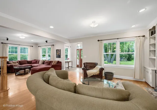 Photo 4 of Single family home for sale at 217 S Summit St, Wheaton, IL 60187 | MLS# 12761436 | Listing updated on 2026-09-22