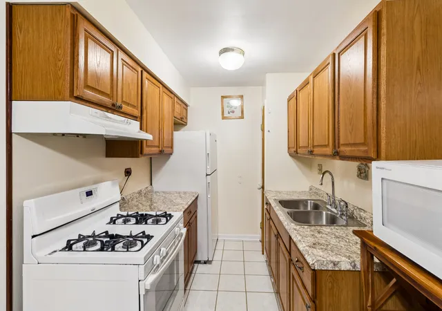 Listing Photo 4 - Condo for sale in building located at 735 Hl Dr, Hoffman Estates, IL 60169 - Unit #112