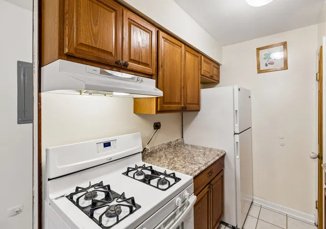 Listing Photo 5 - Condo for sale in building located at 735 Hl Dr, Hoffman Estates, IL 60169 - Unit #112