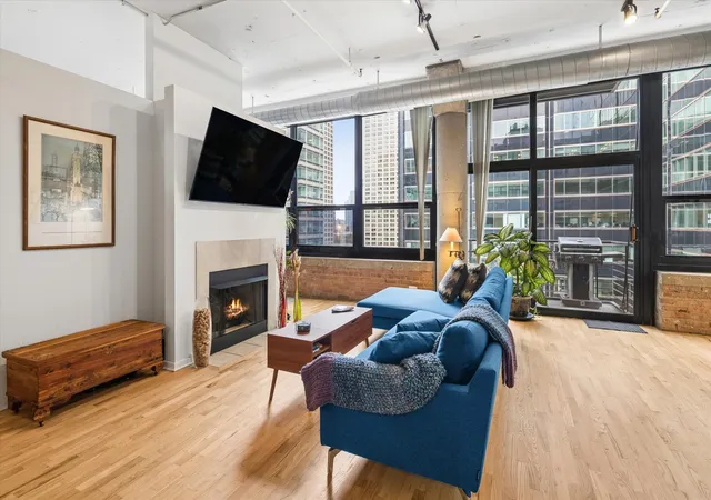 Photo 3 of Condo for sale at 130 S Canal St #607, Chicago, IL 60606 | MLS# 12761483 | Listing updated on 2026-09-23