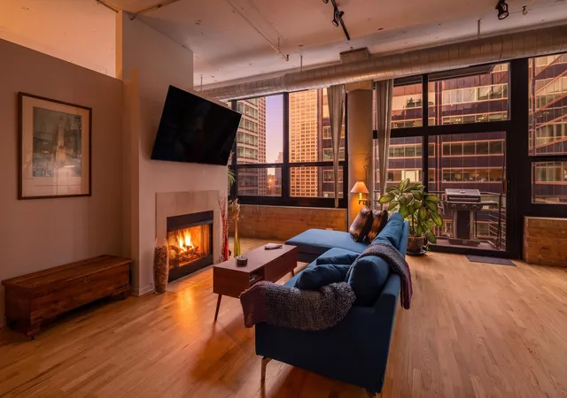 Photo 4 of Condo for sale at 130 S Canal St #607, Chicago, IL 60606 | MLS# 12761483 | Listing updated on 2026-09-23