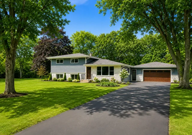 Photo 2 of Single family home for sale at 2257 Shannondale Dr, Green Oaks, IL 60048 | MLS# 12761509 | Listing updated on 2026-09-30