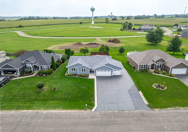 Photo 3 of Sale Pending at 1702 Lorimar Dr, Durand, IL 61024 | MLS# 12761518 | Listing updated on 2026-09-22