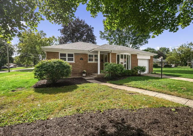 Photo 3 of Single family home for sale at 340 James Ave, Mundelein, IL 60060 | MLS# 12761520 | Listing updated on 2026-10-06