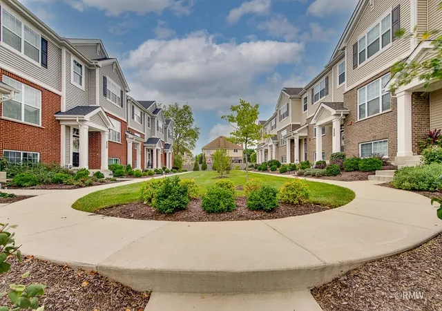 Photo 2 of Townhouse for sale at 230 Timberleaf Cir, Roselle, IL 60172 | MLS# 12761532 | Listing updated on 2026-10-22