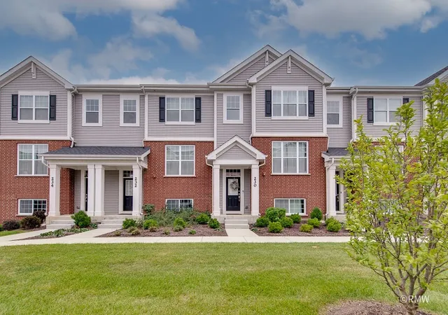Photo 3 of Townhouse for sale at 230 Timberleaf Cir, Roselle, IL 60172 | MLS# 12761532 | Listing updated on 2026-10-22