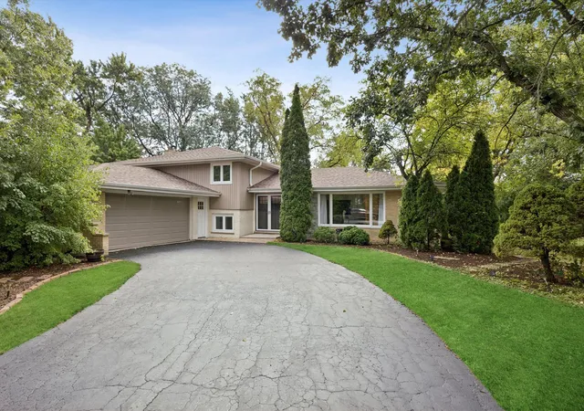 Single family home for sale at 7525 W Manitoba Dr, Palos Heights, IL 60463 | MLS# 12761556