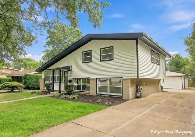 Photo 1 of Single family home for sale at 2929 Central Rd, Glenview, IL 60025 | MLS# 12761570 | Listing updated on 2026-09-25