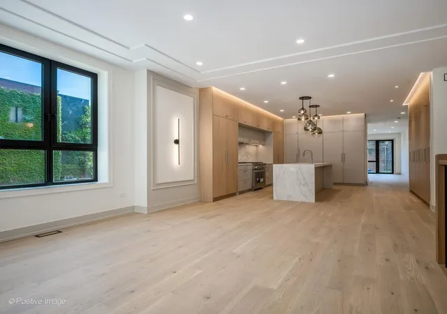 Photo 2 of Condo for sale at 1951 W Dickens Ave #1, Chicago, IL 60614 | MLS# 12761588 | Listing updated on 2026-09-22