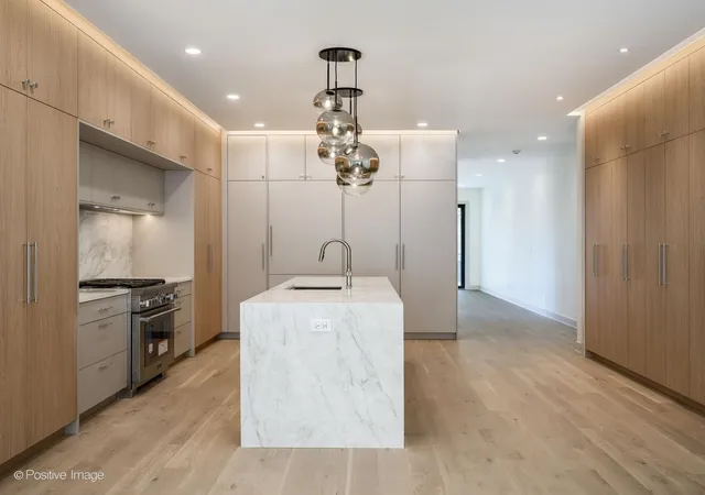 Photo 3 of Condo for sale at 1951 W Dickens Ave #1, Chicago, IL 60614 | MLS# 12761588 | Listing updated on 2026-10-21