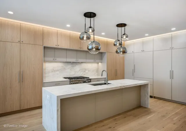 Photo 4 of Condo for sale at 1951 W Dickens Ave #1, Chicago, IL 60614 | MLS# 12761588 | Listing updated on 2026-10-21