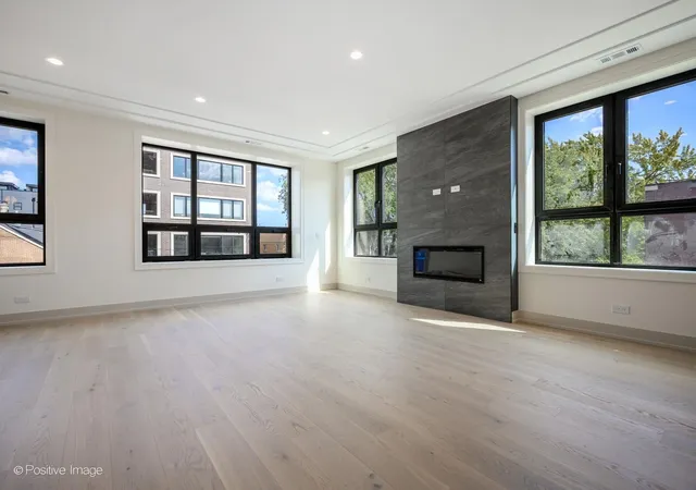 Photo 2 of Condo for sale at 1951 W Dickens Ave #2, Chicago, IL 60614 | MLS# 12761604 | Listing updated on 2026-09-22