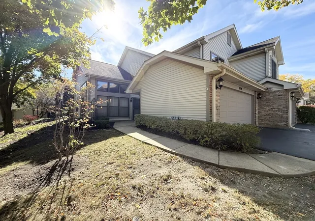 Photo 2 of Townhouse for sale at 879 N Auburn Woods Dr, Palatine, IL 60067 | MLS# 12761605 | Listing updated on 2026-09-23