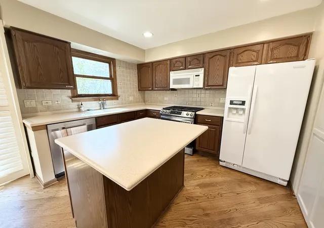 Photo 3 of Townhouse for sale at 879 N Auburn Woods Dr, Palatine, IL 60067 | MLS# 12761605 | Listing updated on 2026-09-23