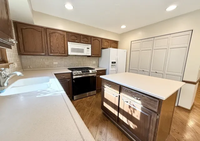 Photo 3 of Townhouse for sale at 879 N Auburn Woods Dr, Palatine, IL 60067 | MLS# 12761605 | Listing updated on 2026-09-23