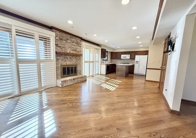 Photo 4 of Townhouse for sale at 879 N Auburn Woods Dr, Palatine, IL 60067 | MLS# 12761605 | Listing updated on 2026-09-23