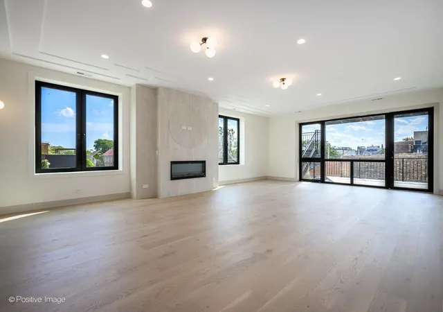Photo 2 of Condo for sale at 1951 W Dickens Ave #3, Chicago, IL 60614 | MLS# 12761626 | Listing updated on 2026-09-22