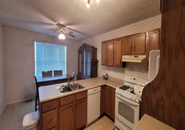 Photo 4 of Single family home for sale at 1314 Wilshire Dr, Mt Vernon, IL 62864 | MLS# 12761640 | Listing updated on 2026-09-16