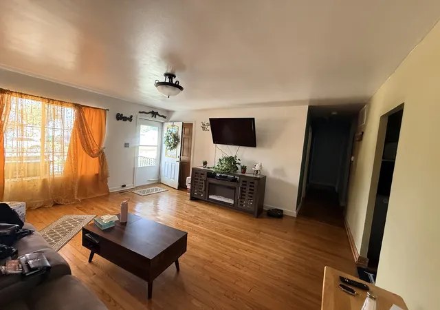 Photo 4 of Single family home for sale at 525 Laurel Ave, Romeoville, IL 60446 | MLS# 12761661 | Listing updated on 2026-10-07