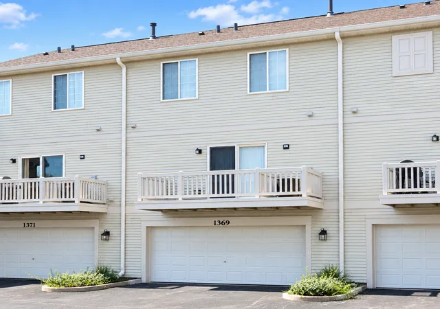Photo 2 of Townhouse for sale at 1369 New Hvn Dr, Cary, IL 60013 | MLS# 12761670 | Listing updated on 2026-09-23