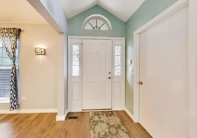 Photo 2 of Townhouse for sale at 317 E Tall Oaks Ln, Itasca, IL 60143 | MLS# 12761679 | Listing updated on 2026-09-22