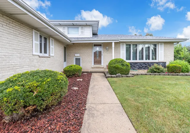 Photo 1 of Single family home for sale at 1023 S Lancaster St, Mount Prospect, IL 60056 | MLS# 12761717 | Listing updated on 2026-09-24