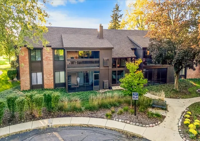 Listing Photo 2 - Condo for sale in building located at 710 Saint Andrews Ln, Crystal Lake, IL 60014 - Unit #23