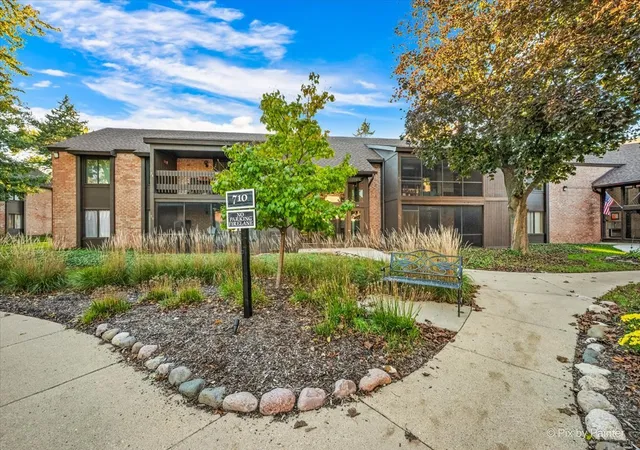 Listing Photo 3 - Condo for sale in building located at 710 Saint Andrews Ln, Crystal Lake, IL 60014 - Unit #23