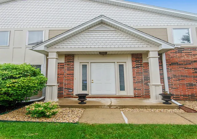 Photo 4 of Townhouse for sale at 360 Parkview Ter, Buffalo Grove, IL 60089 | MLS# 12761747 | Listing updated on 2026-09-22