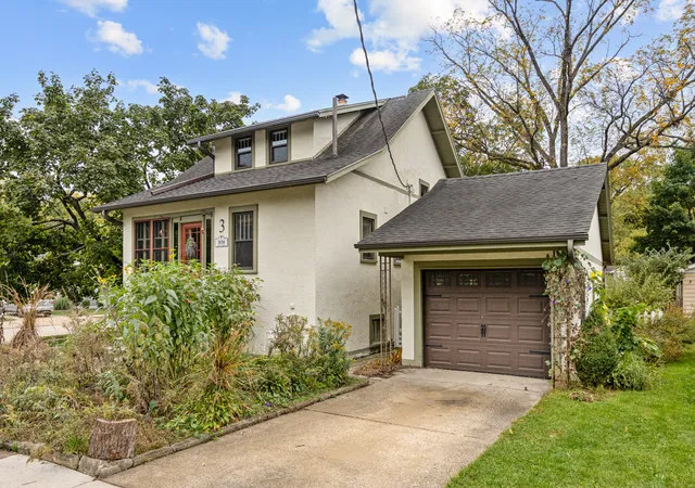 Photo 2 of Single family home for sale at 3 Center St, Algonquin, IL 60102 | MLS# 12761806 | Listing updated on 2026-10-24