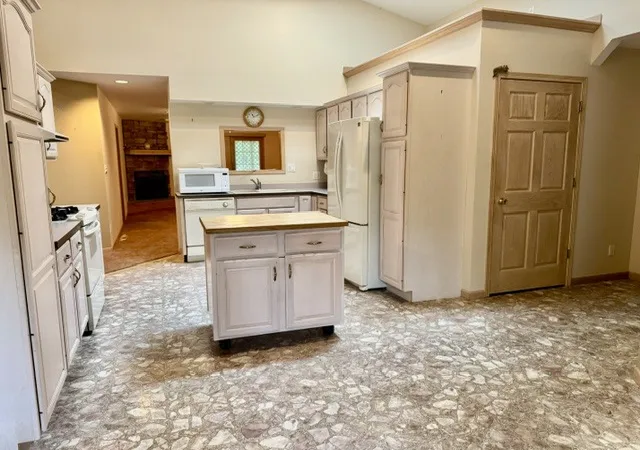 Photo 4 of Single family home for sale at 17 Heather Dr, Lasalle, IL 61301 | MLS# 12761811 | Listing updated on 2026-09-29