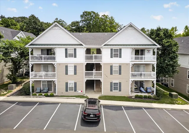 Photo 1 of Condo for sale at 1141 Arbor Crk Dr #1D, Saint Louis, MO 63122 | MLS# 12761843 | Listing updated on 2026-10-02