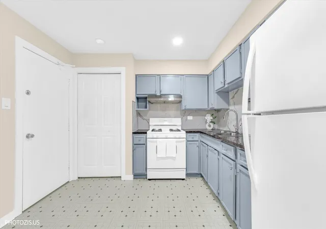 Listing Photo 5 - Condo for sale in building located at 8852 N Leslie Ln, Des Plaines, IL 60016 - Unit #2C