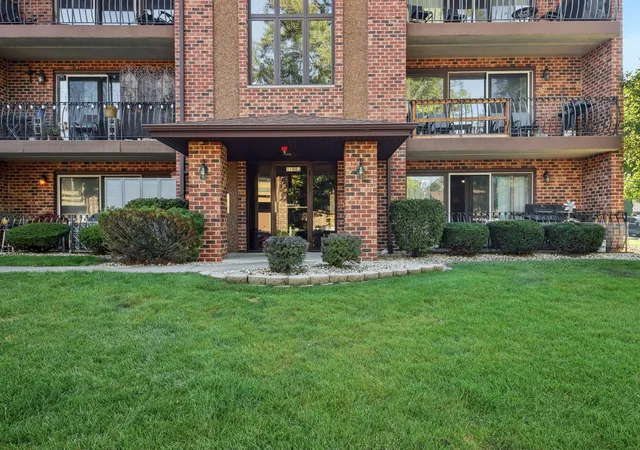 Photo 2 of Condo for sale at 11003 Stony Crk Dr #2A, Palos Hills, IL 60465 | MLS# 12761863 | Listing updated on 2026-09-23