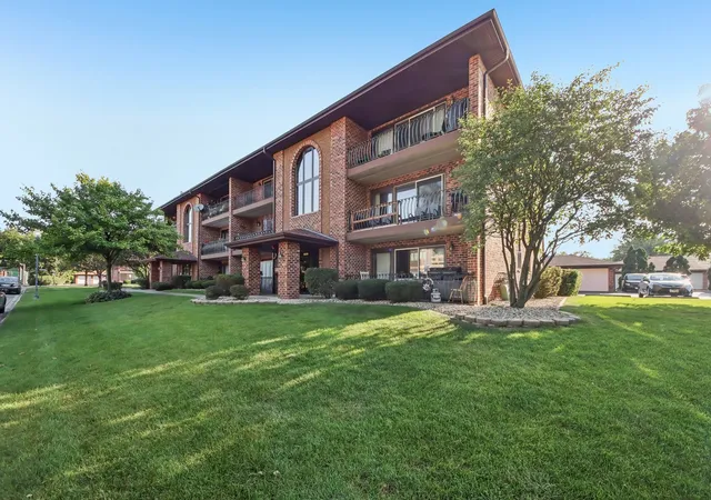 Photo 3 of Condo for sale at 11003 Stony Crk Dr #2A, Palos Hills, IL 60465 | MLS# 12761863 | Listing updated on 2026-09-23