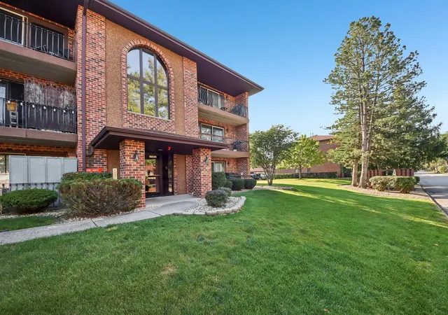 Listing Photo 4 - Condo for sale in building located at 11003 Stony Creek Dr, Palos Hills, IL 60465 - Unit #2A
