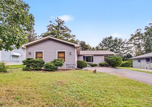 Photo 1 of Single family home for sale at 821 S Hough St, Barrington, IL 60010 | MLS# 12761878 | Listing updated on 2026-10-01