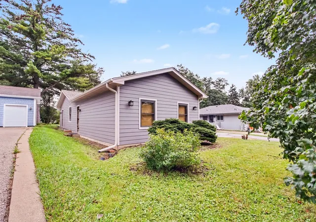 Photo 2 of Single family home for sale at 821 S Hough St, Barrington, IL 60010 | MLS# 12761878 | Listing updated on 2026-10-01