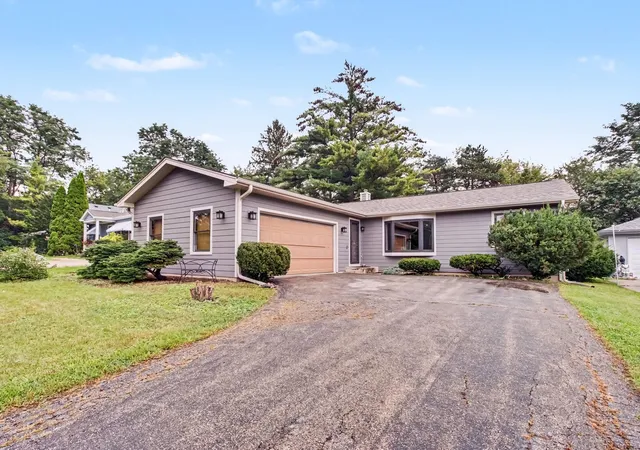 Photo 3 of Single family home for sale at 821 S Hough St, Barrington, IL 60010 | MLS# 12761878 | Listing updated on 2026-10-01