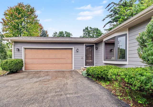 Photo 3 of Single family home for sale at 821 S Hough St, Barrington, IL 60010 | MLS# 12761878 | Listing updated on 2026-10-01